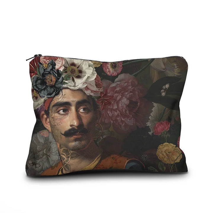 Voglio Bene Hassan -samettipussukan etunäkymä, jossa Hassan-hahmo on esillä yksityiskohtaisessa kuvituksessa.
Front view of a Voglio Bene Hassan velvet pouch, showing the Hassan figure in detailed artwork.