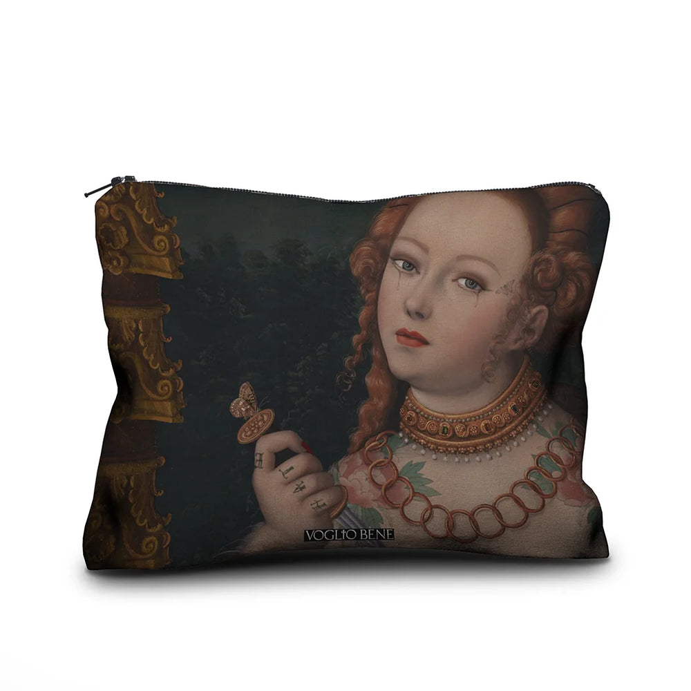 Voglio Bene Lucretia -samettipussukan takanäkymä, koko 17 × 23 cm. Sama kuvitus jatkuu lähempänä rajauksena naisen kasvoista.
Back view of a Voglio Bene Lucretia velvet pouch, size 17 × 23 cm. The same illustration continues as a closer view focusing on the woman’s face.