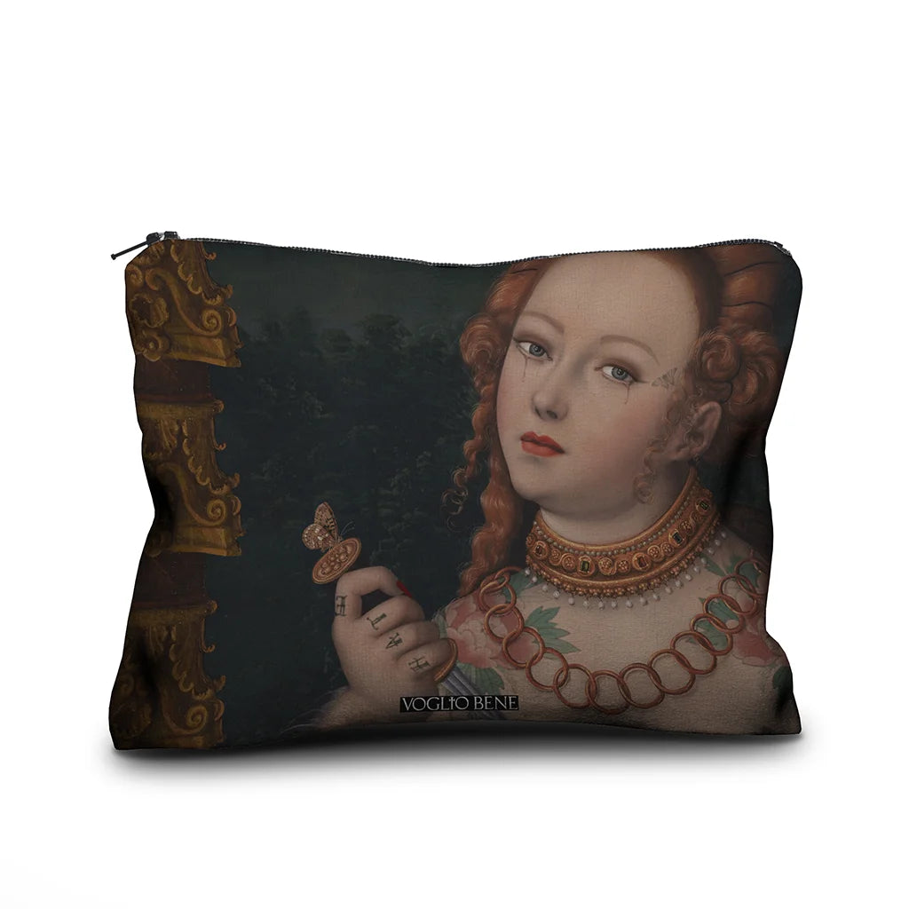 Voglio Bene Lucretia -samettipussukan takanäkymä, koko 17 × 23 cm. Sama kuvitus jatkuu lähempänä rajauksena naisen kasvoista.
Back view of a Voglio Bene Lucretia velvet pouch, size 17 × 23 cm. The same illustration continues as a closer view focusing on the woman’s face.