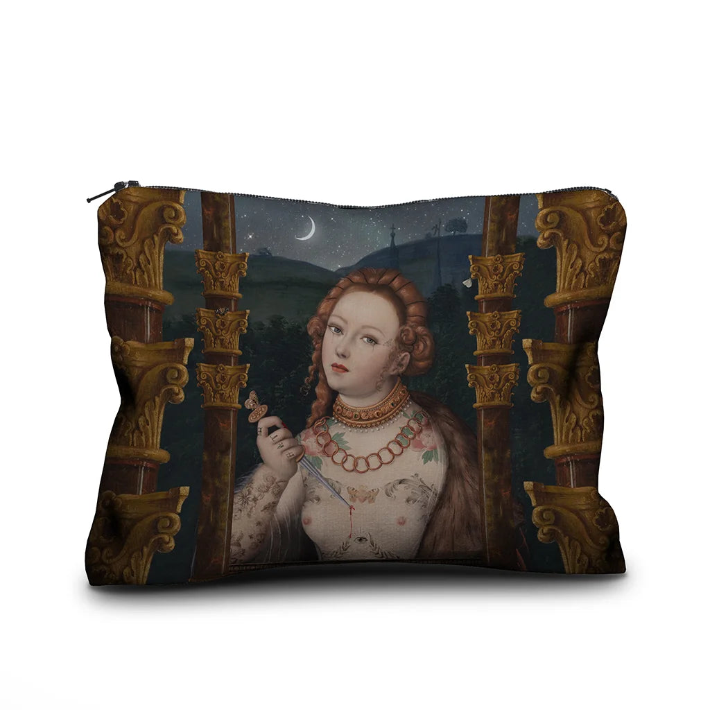 Voglio Bene Lucretia -samettipussukan etunäkymä, koko 17 × 23 cm. Kuvassa tatuoitu nainen pistää itseään veitsellä rintaan, taustalla kuutamo ja kirkko sekä pilarireunukset.
Front view of a Voglio Bene Lucretia velvet pouch, size 17 × 23 cm. The illustration shows a tattooed woman stabbing herself in the chest, with a moonlit church in the background and pillars framing the scen