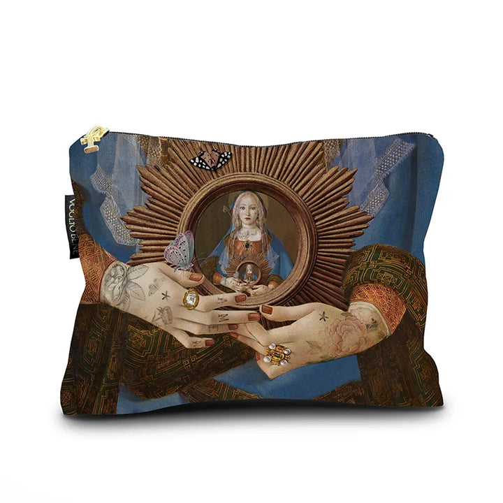 Kuvassa Voglio Bene -samettipussukan takapuoli Madonna Suprema -kuvituksella. Kädet pitelevät aurinkomotiivia, jonka keskellä toistuu naisen kuva.
The back of the Voglio Bene velvet pouch with the Madonna Suprema illustration. Hands hold a sun motif with the woman’s image at its center.