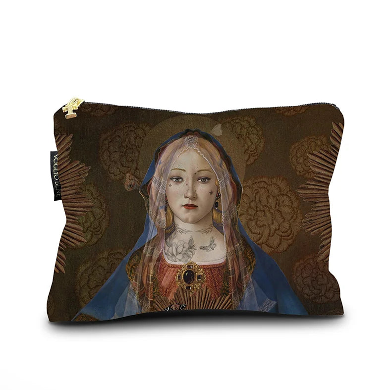 Kuvassa Voglio Bene -samettipussukka Madonna Suprema -kuvituksella. Tatuoitu nainen huntu päässä ruskealla taustalla.
The Voglio Bene velvet pouch with the Madonna Suprema illustration. A tattooed woman wearing a veil against a brown background.