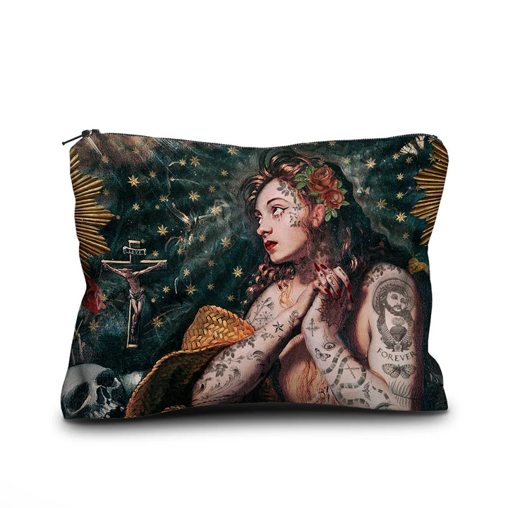 Voglio Bene Marie Magdeline -samettipussukan etunäkymä, koko 17 × 23 cm. Kuvassa tatuoitu nainen rukoilee katse suunnattuna taivaaseen. Hänen vierellään on krusifiksi, ja taustalla näkyy pääkallo sekä tähtiä.
Front view of a Voglio Bene Marie Magdeline velvet pouch, size 17 × 23 cm. The illustration shows a tattooed woman praying toward the sky, with a crucifix beside her and a skull and stars in the background.