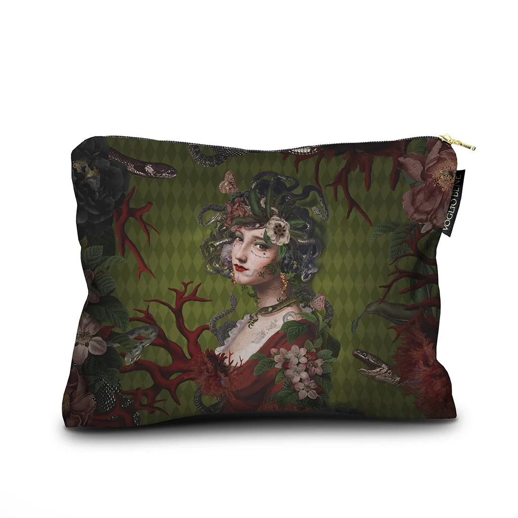 Voglio Bene Medusa -samettipussukan etunäkymä, koko 17 × 23 cm. Kuvassa nainen, jonka hiukset muodostuvat käärmeistä ja kukista. Häntä reunustavat kukat, käärmeet ja korallit.
Front view of a Voglio Bene Medusa velvet pouch, size 17 × 23 cm. The illustration depicts a woman with snakes and flowers as her hair, surrounded by floral, serpent, and coral details.