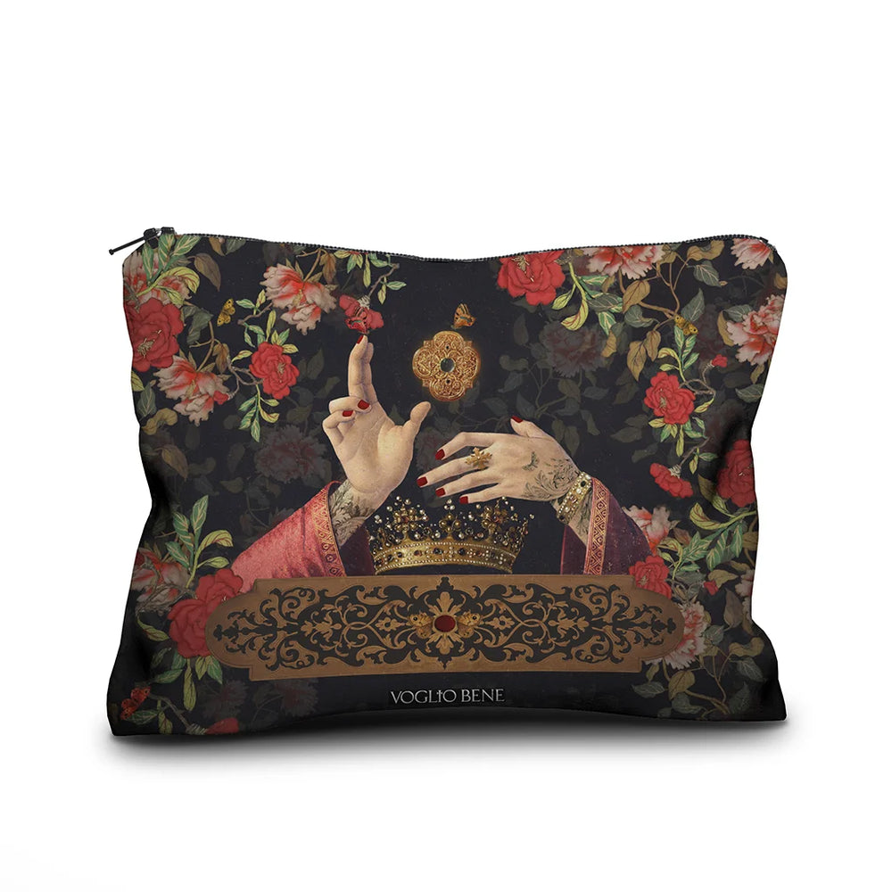 Voglio Bene Messina -samettipussukan takanäkymä, koko 17 × 23 cm. Kuvassa kädet pitelevät kruunua, taustalla koristeellinen medaljonkikuvio.
Back view of a Voglio Bene Messina velvet pouch, size 17 × 23 cm. The image shows hands holding a crown against a patterned medallion background.