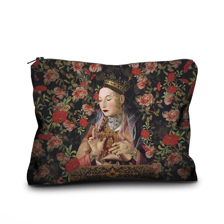 Voglio Bene Messina -samettipussukan etunäkymä, koko 17 × 23 cm. Kuvassa tatuoitu kuningatar kukkien ympäröimänä, katse suunnattuna eteenpäin.
Front view of a Voglio Bene Messina velvet pouch, size 17 × 23 cm. The illustration shows a tattooed queen surrounded by flowers, gazing forward.