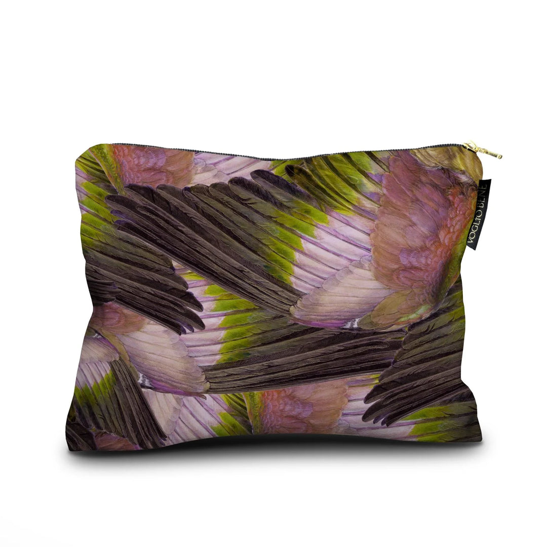 Kuvassa Voglio Bene -samettipussukan takapuoli A Midsummer Night’s Dream -kuvituksella. Koko kuvitus on täynnä värikkäitä siipiä, jotka limittyvät toisiinsa.
The back of the Voglio Bene velvet pouch with the A Midsummer Night’s Dream illustration. The entire design is filled with overlapping colorful wings.