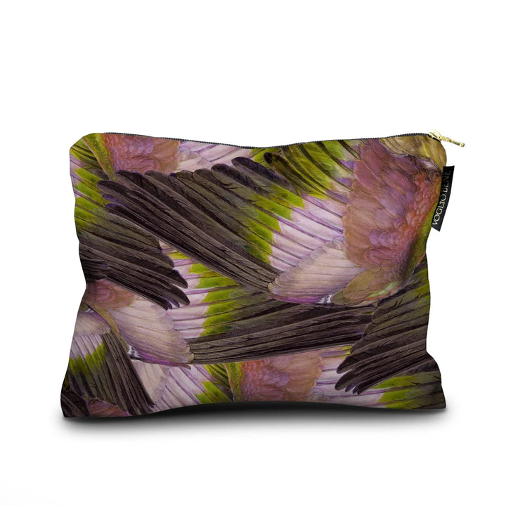 Kuvassa Voglio Bene -samettipussukan takapuoli A Midsummer Night’s Dream -kuvituksella. Koko kuvitus on täynnä värikkäitä siipiä, jotka limittyvät toisiinsa.
The back of the Voglio Bene velvet pouch with the A Midsummer Night’s Dream illustration. The entire design is filled with overlapping colorful wings.