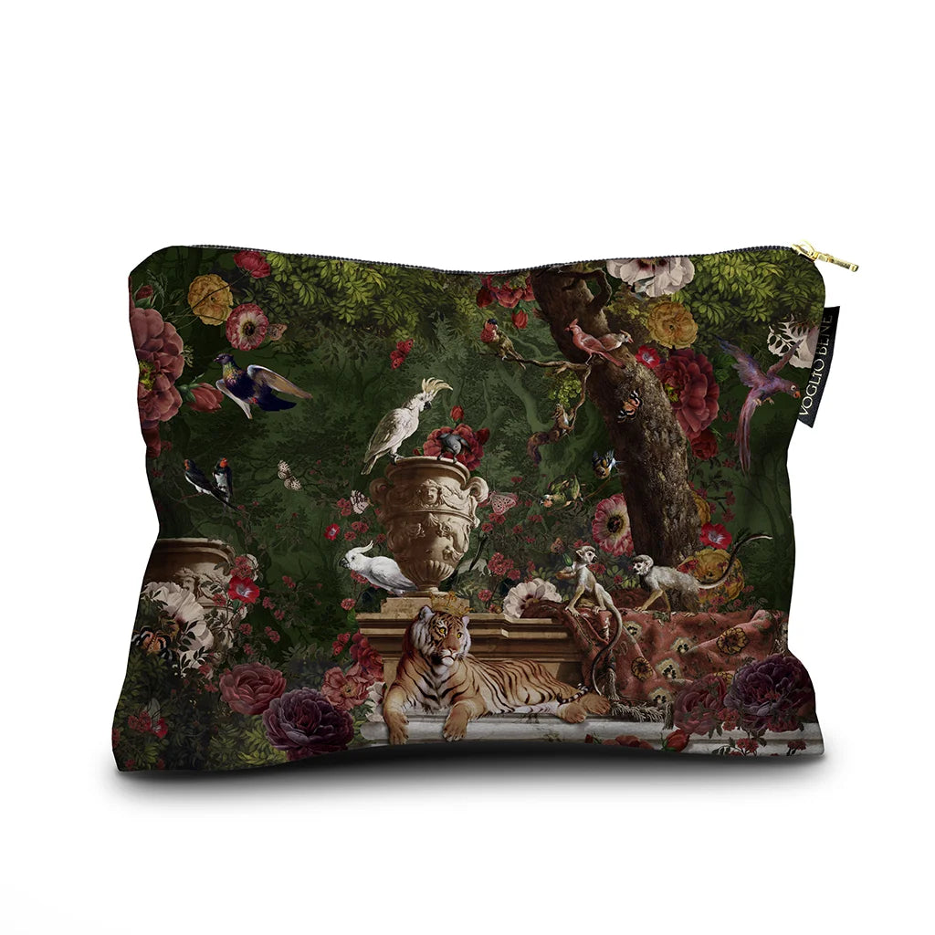 Voglio Bene Machli -samettipussukan etunäkymä, koko 17 × 23 cm. Kuvassa rehevä puutarha, jossa on tiikeri, lintuja, apinoita, kukkia, puu ja koristeellinen vaasi.
Front view of a Voglio Bene Machli velvet pouch, size 17 × 23 cm. The illustration depicts a lush garden featuring a tiger, birds, monkeys, flowers, a tree, and an ornate vase.