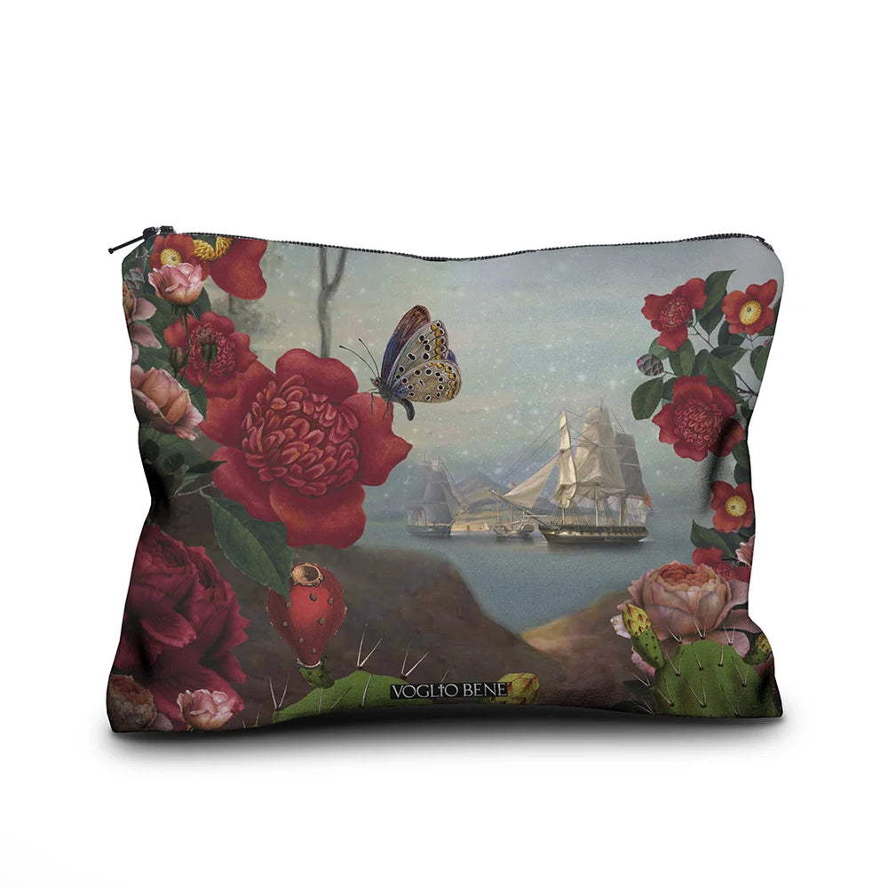 Kuvassa Voglio Bene samettipussukan takapuoli Santa di U Niolu -kuvituksella, jossa näkyy lisää laivoja kukkien ja perhosen reunustamana.
In the image, the back side of a Voglio Bene velvet pouch with the Santa di U Niolu illustration, showing more ships framed by flowers and a butterfly.