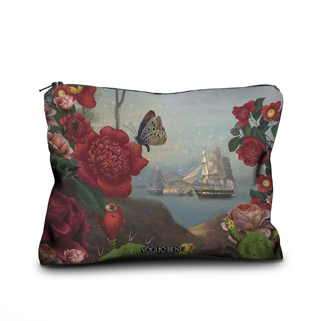 Kuvassa Voglio Bene samettipussukan takapuoli Santa di U Niolu -kuvituksella, jossa näkyy lisää laivoja kukkien ja perhosen reunustamana.
In the image, the back side of a Voglio Bene velvet pouch with the Santa di U Niolu illustration, showing more ships framed by flowers and a butterfly.