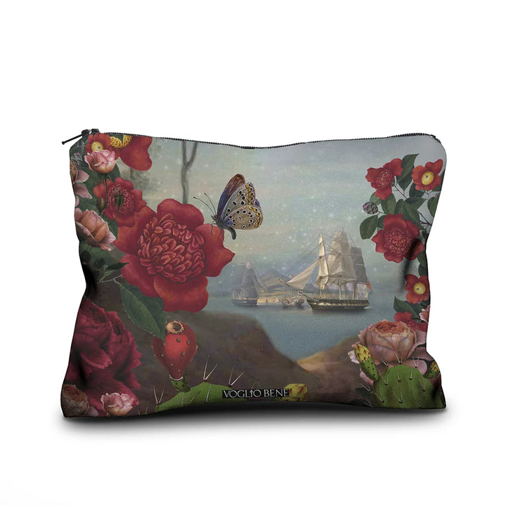 Kuvassa Voglio Bene samettipussukan takapuoli Santa di U Niolu -kuvituksella, jossa näkyy lisää laivoja kukkien ja perhosen reunustamana.
In the image, the back side of a Voglio Bene velvet pouch with the Santa di U Niolu illustration, showing more ships framed by flowers and a butterfly.