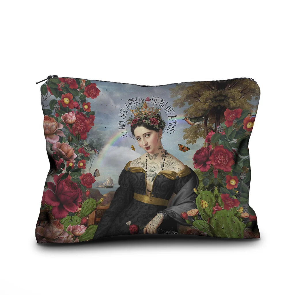 Kuvassa Voglio Bene samettipussukan etupuoli Santa di U Niolu -kuvituksella, jossa tatuoitu nainen mustassa mekossa ja kukkaseppele päässä on kuvattuna kukkien reunustamana, taustalla näkyy vettä, sateenkaari ja laiva.
In the image, the front side of a Voglio Bene velvet pouch with the Santa di U Niolu illustration, depicting a tattooed woman in a black dress with a flower crown framed by flowers, with water, a rainbow, and a ship in the background.