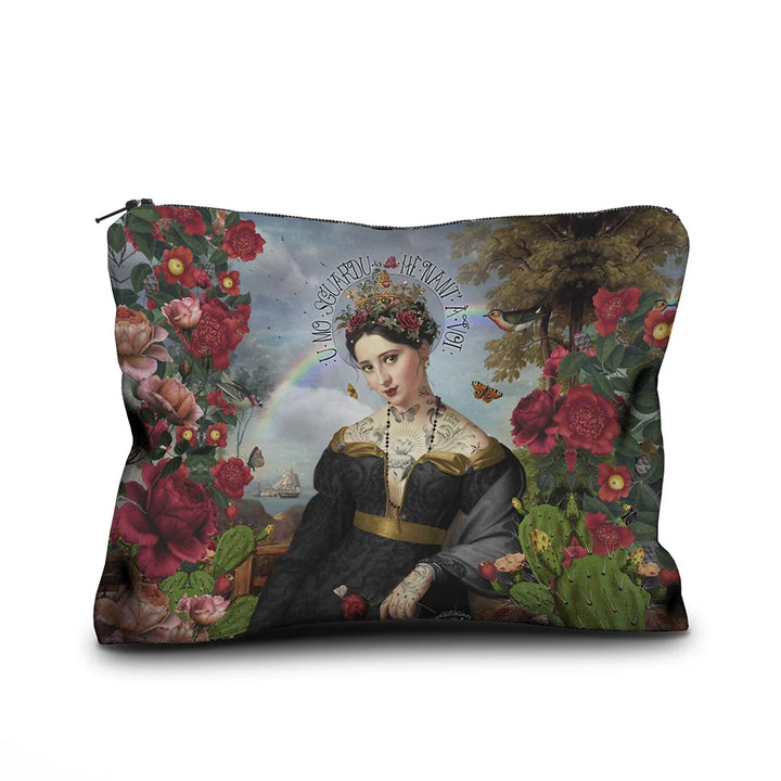 Kuvassa Voglio Bene samettipussukan etupuoli Santa di U Niolu -kuvituksella, jossa tatuoitu nainen mustassa mekossa ja kukkaseppele päässä on kuvattuna kukkien reunustamana, taustalla näkyy vettä, sateenkaari ja laiva.
In the image, the front side of a Voglio Bene velvet pouch with the Santa di U Niolu illustration, depicting a tattooed woman in a black dress with a flower crown framed by flowers, with water, a rainbow, and a ship in the background.