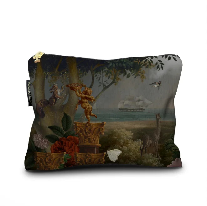 Voglio Bene Noe -samettipussukan takanäkymä, koko 17 × 23 cm. Kuvassa patsas meren äärellä, taustalla näkyy laiva.
Back view of a Voglio Bene Noe velvet pouch, size 17 × 23 cm. The image shows a statue by the sea, with a ship visible in the background.