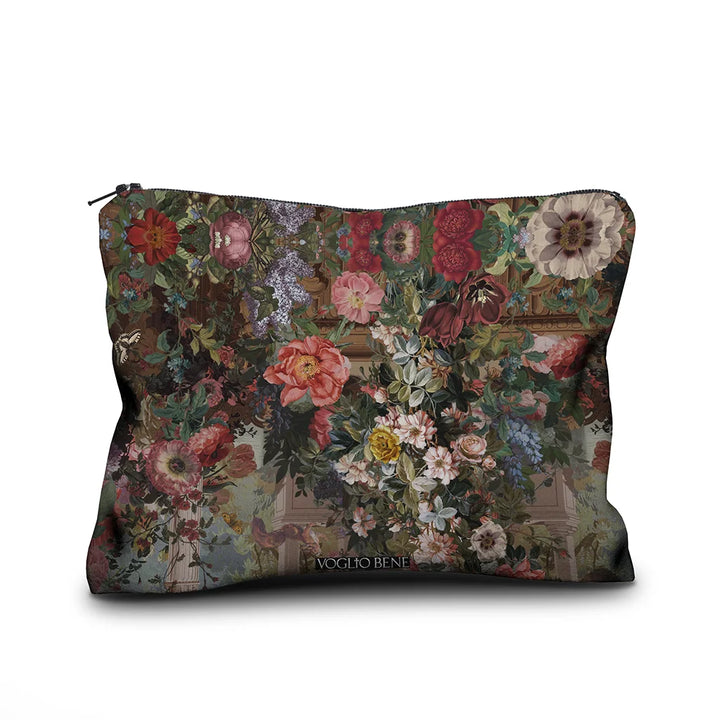 Voglio Bene Paradise -samettipussukan takanäkymä, koko 17 × 23 cm. Kuvassa runsaasti trooppisia kukkia ja kasveja koristeellisena taustakuviona.
Back view of a Voglio Bene Paradise velvet pouch, size 17 × 23 cm. The image features an abundance of tropical flowers and plants forming a decorative background pattern.