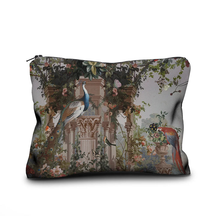 Voglio Bene Paradise -samettipussukan etunäkymä, koko 17 × 23 cm. Kuvassa roomalaistyylinen gazebo, jota ympäröivät kukat, riikinkukot sekä trooppiset linnut rehevässä puutarhassa.
Front view of a Voglio Bene Paradise velvet pouch, size 17 × 23 cm. The illustration shows a Roman-style gazebo surrounded by flowers, peacocks, and tropical birds in a lush garden.
