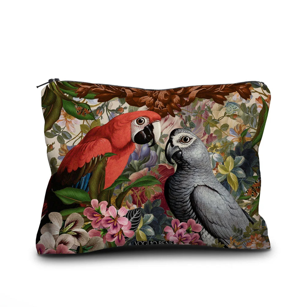 Voglio Bene Parrot -samettipussukan takanäkymä, koko 17 × 23 cm. Samat papukaijat toistuvat kukkien keskellä koristeellisessa sommitelmassa.
Back view of a Voglio Bene Parrot velvet pouch, size 17 × 23 cm. The same parrots reappear among flowers in a decorative composition.