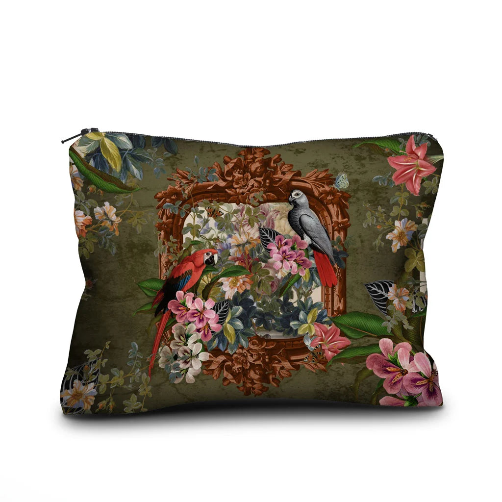 Voglio Bene Parrot -samettipussukan etunäkymä, koko 17 × 23 cm. Kuvassa kaksi papukaijaa istuu kukkaornamentti-asetelmassa rehevän taustan edessä.
Front view of a Voglio Bene Parrot velvet pouch, size 17 × 23 cm. The illustration shows two parrots perched within a floral ornamental arrangement against a lush backdrop.