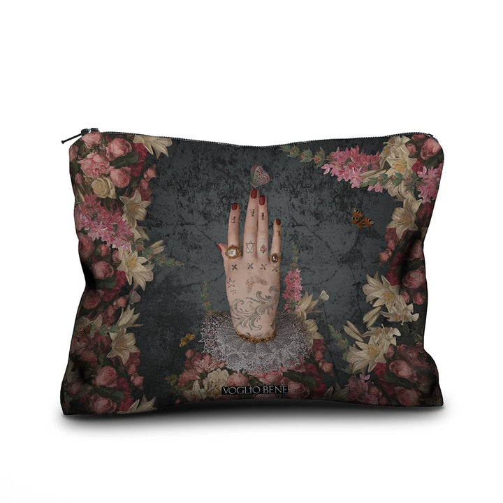 Voglio Bene Poderosa -samettipussukan takanäkymä, koko 17 × 23 cm. Kuvassa yksi samanlainen käsi osoittaa suoraan ylöspäin kukkaornamenttien keskeltä.
Back view of a Voglio Bene Poderosa velvet pouch, size 17 × 23 cm. The image features a single similar hand pointing straight upward among floral ornaments.