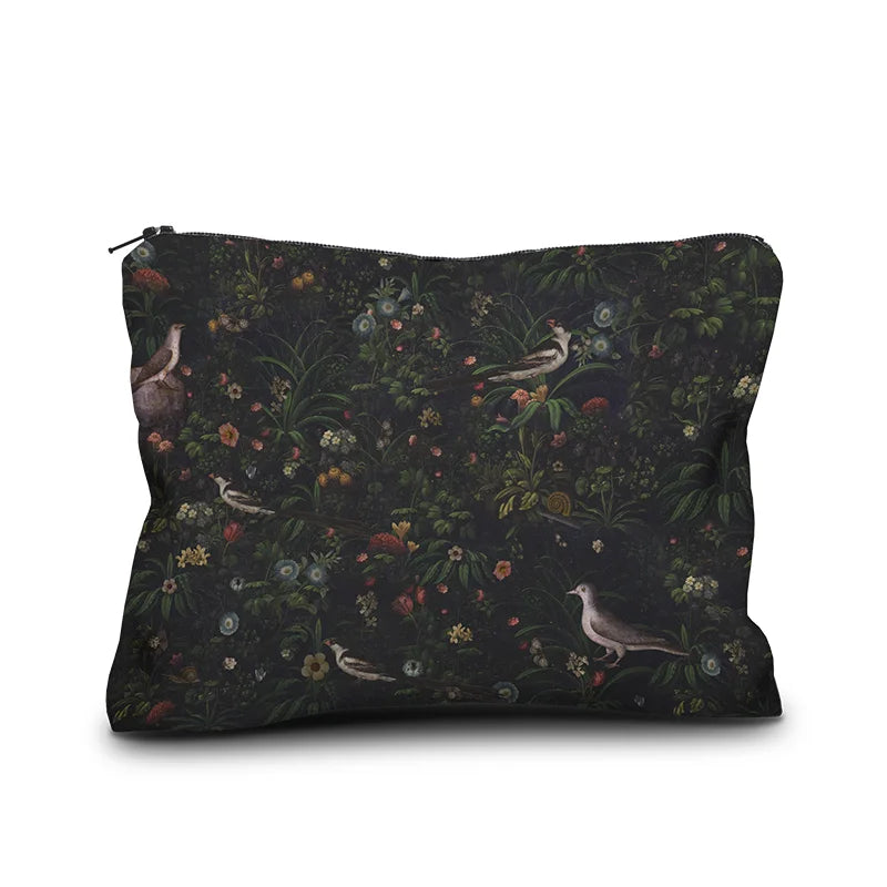 Voglio Bene Possesso -samettipussukan takanäkymä, koko 17 × 23 cm. Kuvassa tumma kukkakuvio muodostaa koristeellisen taustan.
Back view of a Voglio Bene Possesso velvet pouch, size 17 × 23 cm. The image features a dark floral pattern as a decorative background.