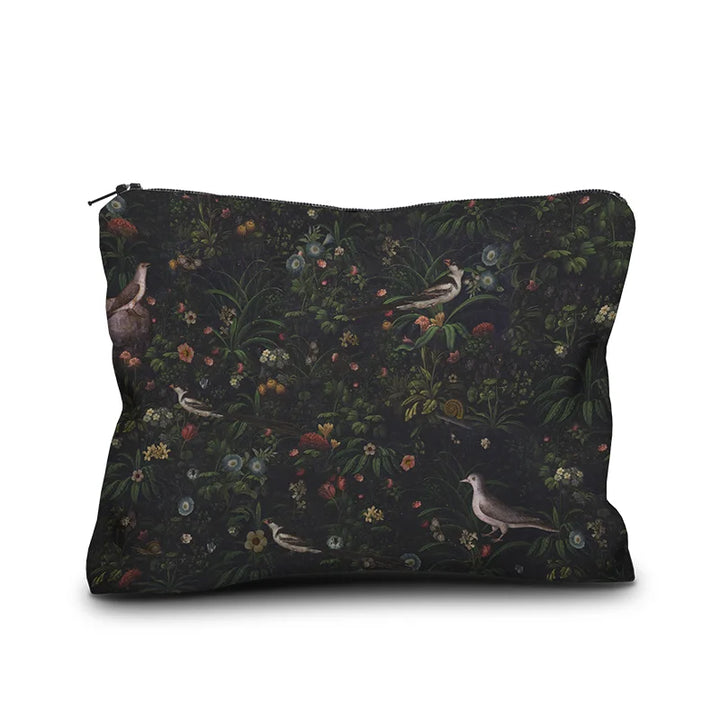 Voglio Bene Possesso -samettipussukan takanäkymä, koko 17 × 23 cm. Kuvassa tumma kukkakuvio muodostaa koristeellisen taustan.
Back view of a Voglio Bene Possesso velvet pouch, size 17 × 23 cm. The image features a dark floral pattern as a decorative background.