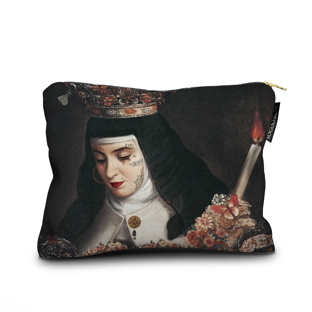 Voglio Bene Prayer -samettipussukan takanäkymä, koko 17 × 23 cm. Kuvassa lähikuva nunnan kasvoista tummalla taustalla.
Back view of a Voglio Bene Prayer velvet pouch, size 17 × 23 cm. The image presents a close-up of the nun’s face against a dark background.
