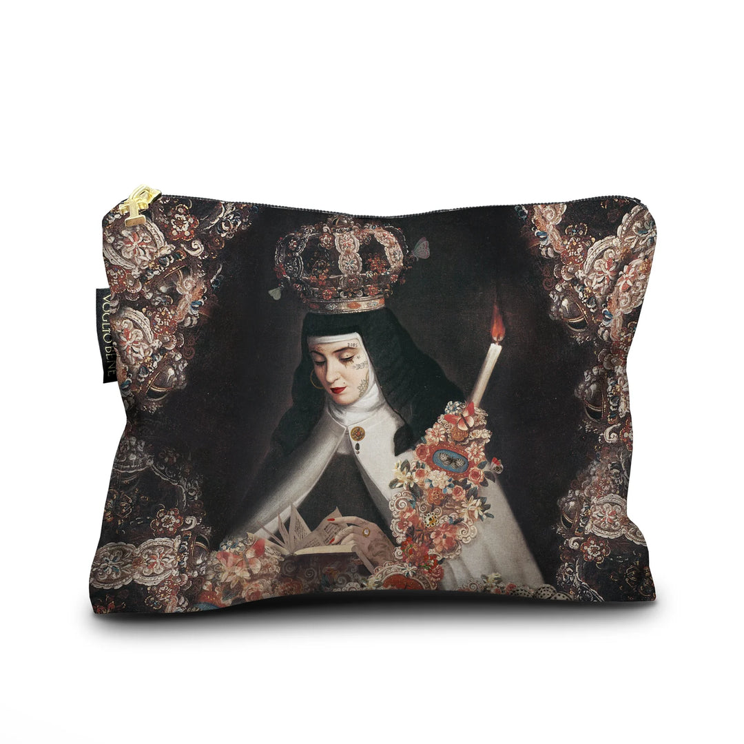 Voglio Bene Prayer -samettipussukan etunäkymä, koko 17 × 23 cm. Kuvassa tatuoitu nunna kruunu päässään lukee kirjaa kukkien reunustamana.
Front view of a Voglio Bene Prayer velvet pouch, size 17 × 23 cm. The illustration shows a tattooed nun wearing a crown, reading a book framed by flowers.