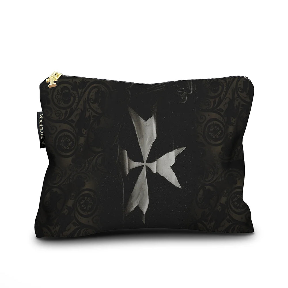 Voglio Bene Protection -samettipussukan takanäkymä, koko 17 × 23 cm. Kuvassa valkoinen risti tummalla koristeellisella taustalla.
Back view of a Voglio Bene Protection velvet pouch, size 17 × 23 cm. The image features a white cross on a dark decorative background.