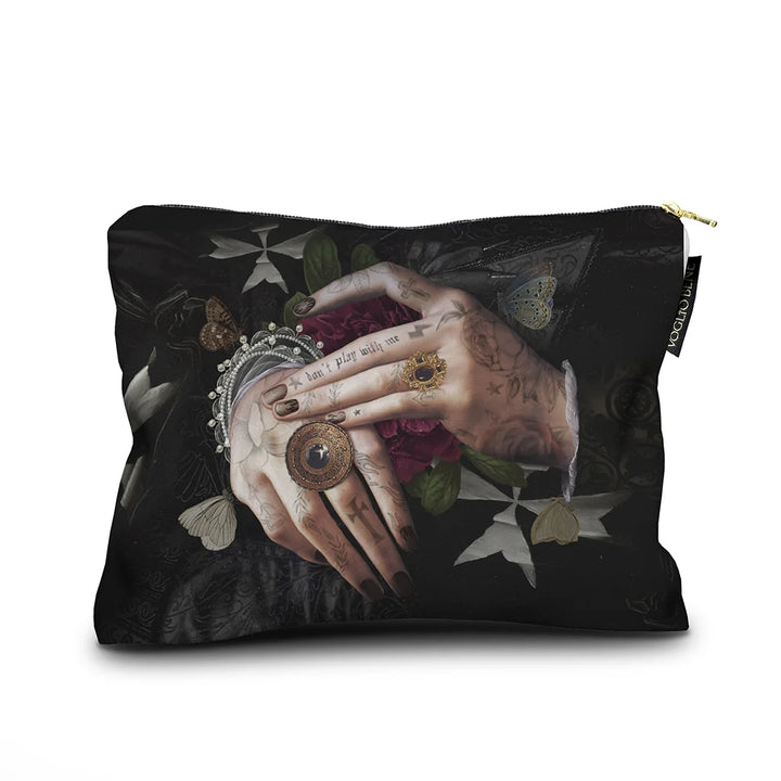 Voglio Bene Protection -samettipussukan etunäkymä, koko 17 × 23 cm. Kuvassa tatuoidut kädet tummalla taustalla, käsissä tummia sormuksia, ristejä ja perhosia.
Front view of a Voglio Bene Protection velvet pouch, size 17 × 23 cm. The illustration shows tattooed hands against a dark background, adorned with dark rings, crosses, and butterflies.