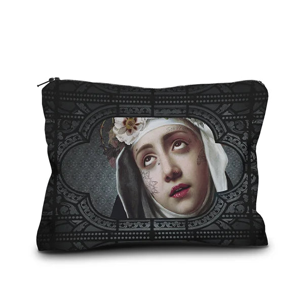 Kuvassa Voglio Bene samettipussukan takapuoli Saint Rita -kuvituksella, jossa näkyy naisen kasvot ornamenttikuvion reunustamina.
In the image, the back side of a Voglio Bene velvet pouch with the Saint Rita illustration, showing the woman’s face framed by an ornamental pattern.