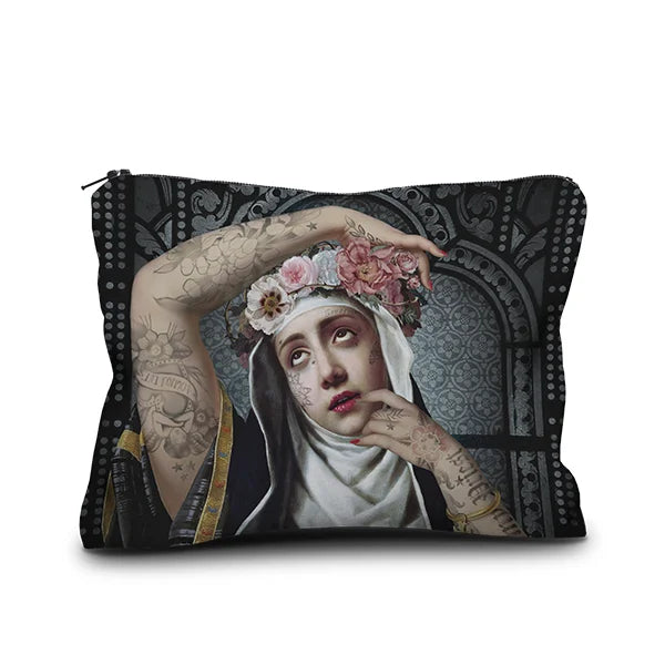 Kuvassa Voglio Bene samettipussukan etupuoli Saint Rita -kuvituksella, jossa tatuoitu nunna kukkaseppele päässä on kuvattuna tummalla ornamenttikuvioisella taustalla.
In the image, the front side of a Voglio Bene velvet pouch with the Saint Rita illustration, depicting a tattooed nun wearing a flower crown against a dark ornamental background.