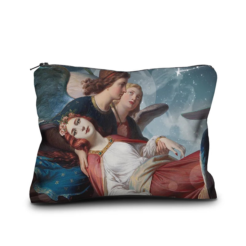 Kuvassa Voglio Bene samettipussukan takapuoli Saint Catherine -kuvituksella, jossa näkyy lähikuva enkelien kantaman naisen kasvoista.
In the image, the back side of a Voglio Bene velvet pouch with the Saint Catherine illustration, showing a close-up of the woman’s face carried by the angels.