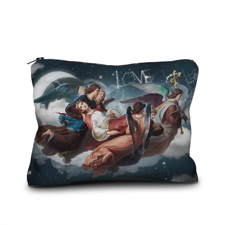 Kuvassa Voglio Bene samettipussukan etupuoli Saint Catherine -kuvituksella, jossa enkelit kantavat naista tähtitaivaalla kuun loisteessa ja taustalla tähdet muodostavat sanan LOVE.
In the image, the front side of a Voglio Bene velvet pouch with the Saint Catherine illustration, where angels carry a woman across a starry sky under the moonlight, and the stars in the background form the word LOVE.