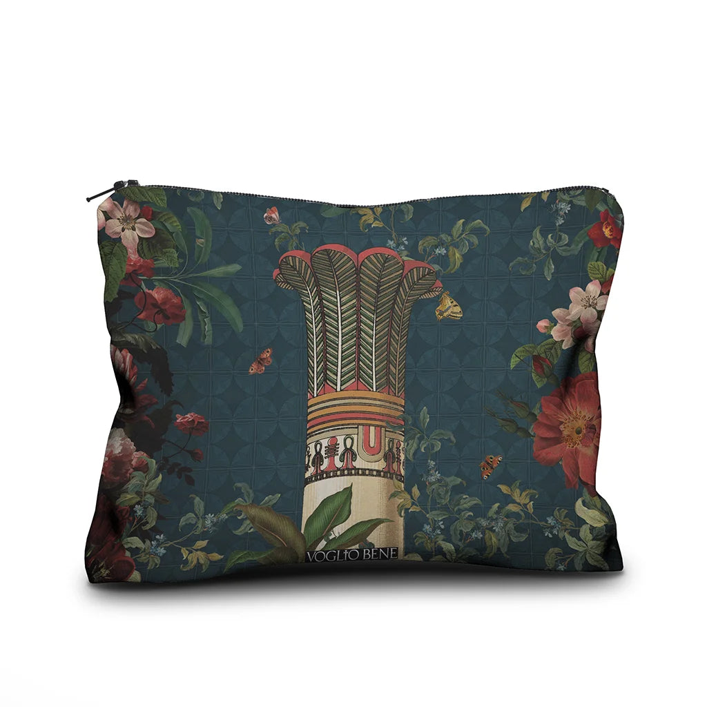 Kuvassa Voglio Bene samettipussukan takapuoli Scarab -kuvituksella, jossa sininen tausta ja kukat jatkuvat, ja keskellä on koristeellinen pilari.
In the image, the back side of a Voglio Bene velvet pouch with the Scarab illustration, showing the continuation of the blue background and flowers with a decorative pillar in the center.