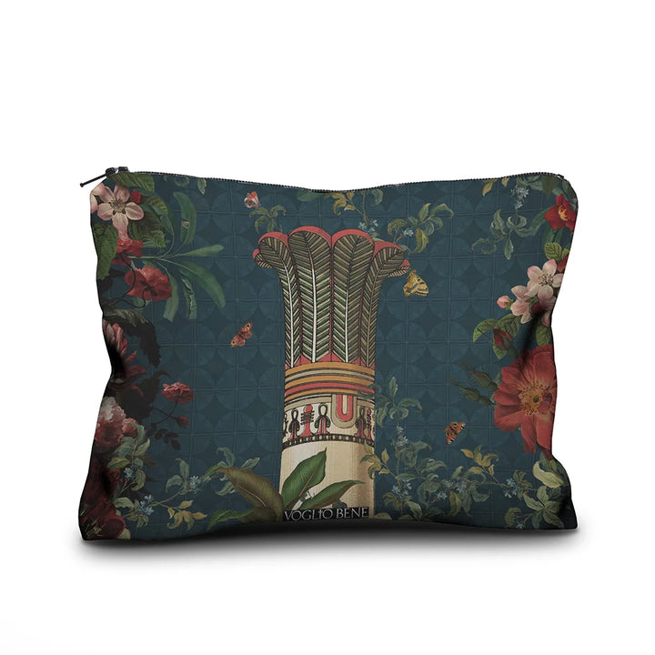 Kuvassa Voglio Bene samettipussukan takapuoli Scarab -kuvituksella, jossa sininen tausta ja kukat jatkuvat, ja keskellä on koristeellinen pilari.
In the image, the back side of a Voglio Bene velvet pouch with the Scarab illustration, showing the continuation of the blue background and flowers with a decorative pillar in the center.
