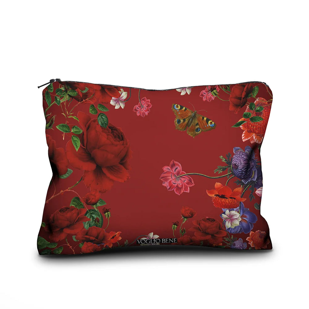 Kuvassa Voglio Bene samettipussukan takapuoli Shut Up -kuvituksella, jossa punainen tausta ja kukat jatkuvat perhosten kera.
In the image, the back side of a Voglio Bene velvet pouch with the Shut Up illustration, showing the continuation of the red background and flowers with butterflies.