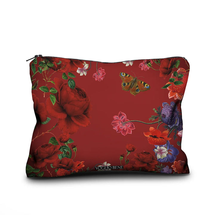 Kuvassa Voglio Bene samettipussukan takapuoli Shut Up -kuvituksella, jossa punainen tausta ja kukat jatkuvat perhosten kera.
In the image, the back side of a Voglio Bene velvet pouch with the Shut Up illustration, showing the continuation of the red background and flowers with butterflies.