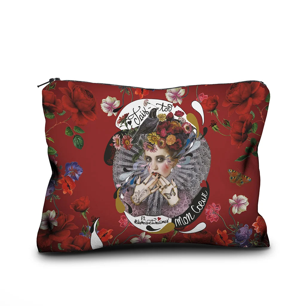 Kuvassa Voglio Bene samettipussukan etupuoli Shut Up -kuvituksella, jossa harlekiinimäinen nainen peittää suunsa käsillään, päässään kukkaseppele ja ympärillään kukkia punaisella taustalla.
In the image, the front side of a Voglio Bene velvet pouch with the Shut Up illustration, featuring a harlequin-like woman covering her mouth with her hands, wearing a flower crown and surrounded by flowers on a red background.