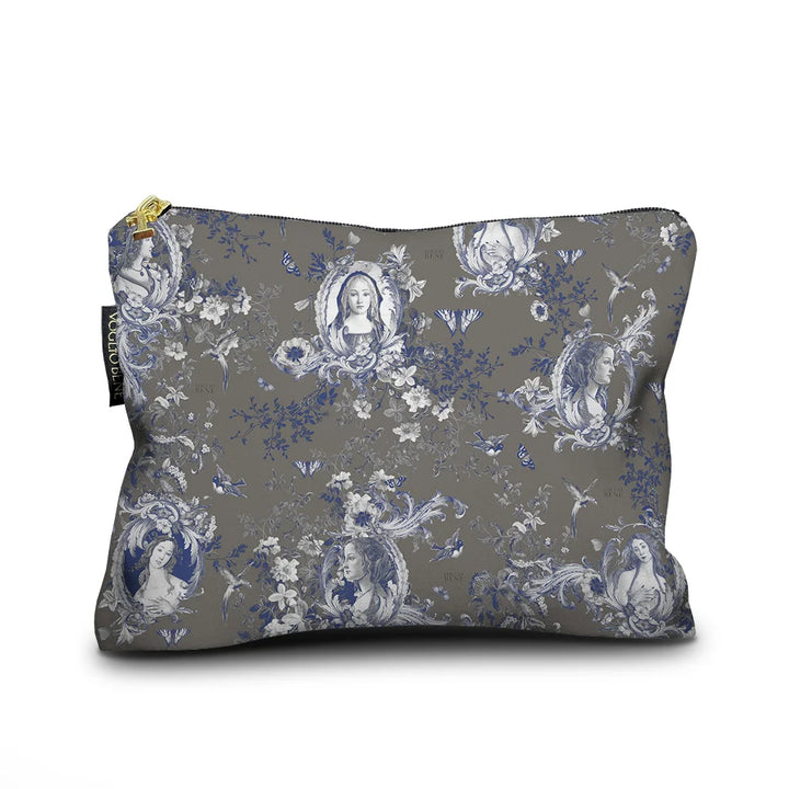 Kuvassa Voglio Bene samettipussukan etupuoli Simonetta -kuvituksella, jossa useita eri naisten marmorisia rintakuvia on esitetty romanttiseen tyyliin sinisillä aksenteilla.
In the image, the front side of a Voglio Bene velvet pouch with the Simonetta illustration, showing several marble busts of different women in a romantic style with blue accents.