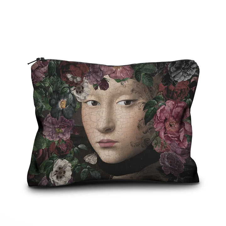 Kuvassa Voglio Bene samettipussukan etupuoli Starfire -kuvituksella, jossa naisten kasvot näkyvät läheltä kukkien ympäröimänä, ja kuvituksessa on maalinsäröjä kauttaaltaan.
In the image, the front side of a Voglio Bene velvet pouch with the Starfire illustration, showing women’s faces up close surrounded by flowers, with paint cracks visible throughout the design.