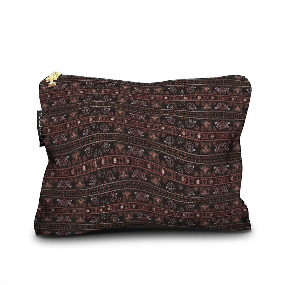 Voglio Bene The Sultan -samettipussukan takanäkymä, koko 17 × 23 cm, jossa taustalla on persialaistyylinen mattokuviointi.
Back view of a Voglio Bene The Sultan velvet pouch, size 17 × 23 cm, featuring a Persian-style carpet pattern on the reverse side.