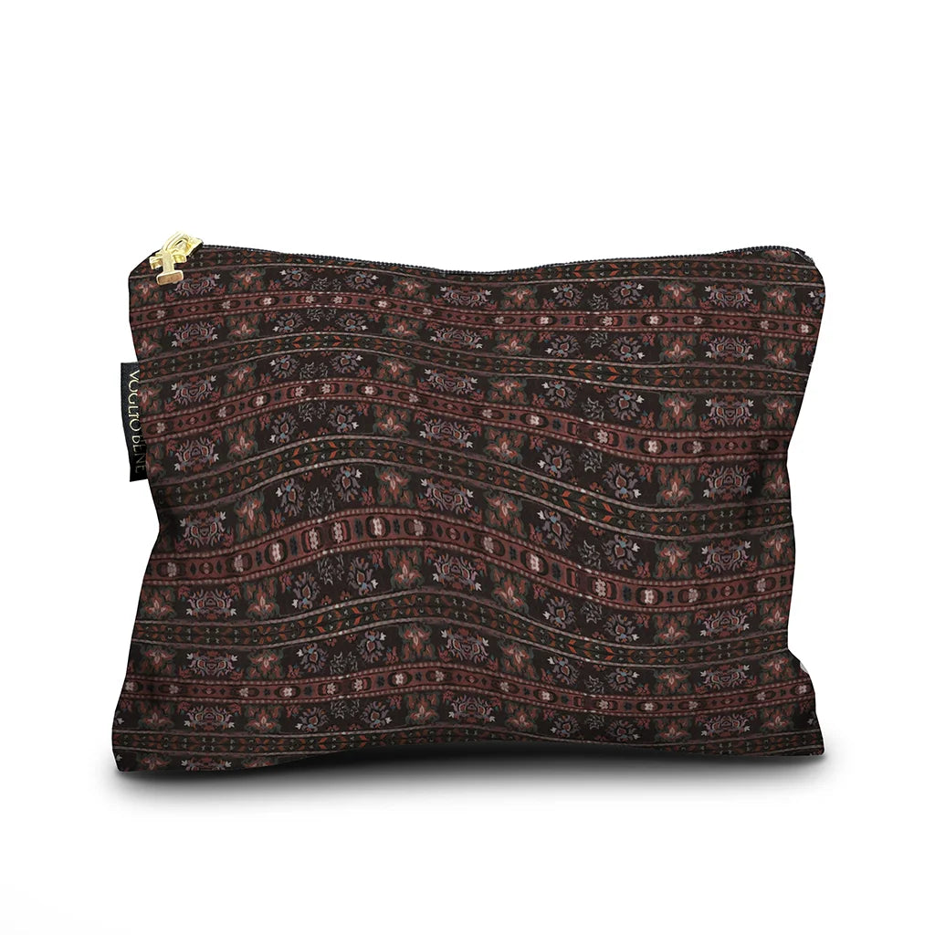 Voglio Bene The Sultan -samettipussukan takanäkymä, koko 17 × 23 cm, jossa taustalla on persialaistyylinen mattokuviointi.
Back view of a Voglio Bene The Sultan velvet pouch, size 17 × 23 cm, featuring a Persian-style carpet pattern on the reverse side.