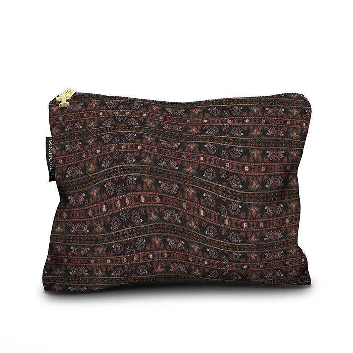 Voglio Bene The Sultan -samettipussukan takanäkymä, koko 17 × 23 cm, jossa taustalla on persialaistyylinen mattokuviointi.
Back view of a Voglio Bene The Sultan velvet pouch, size 17 × 23 cm, featuring a Persian-style carpet pattern on the reverse side.