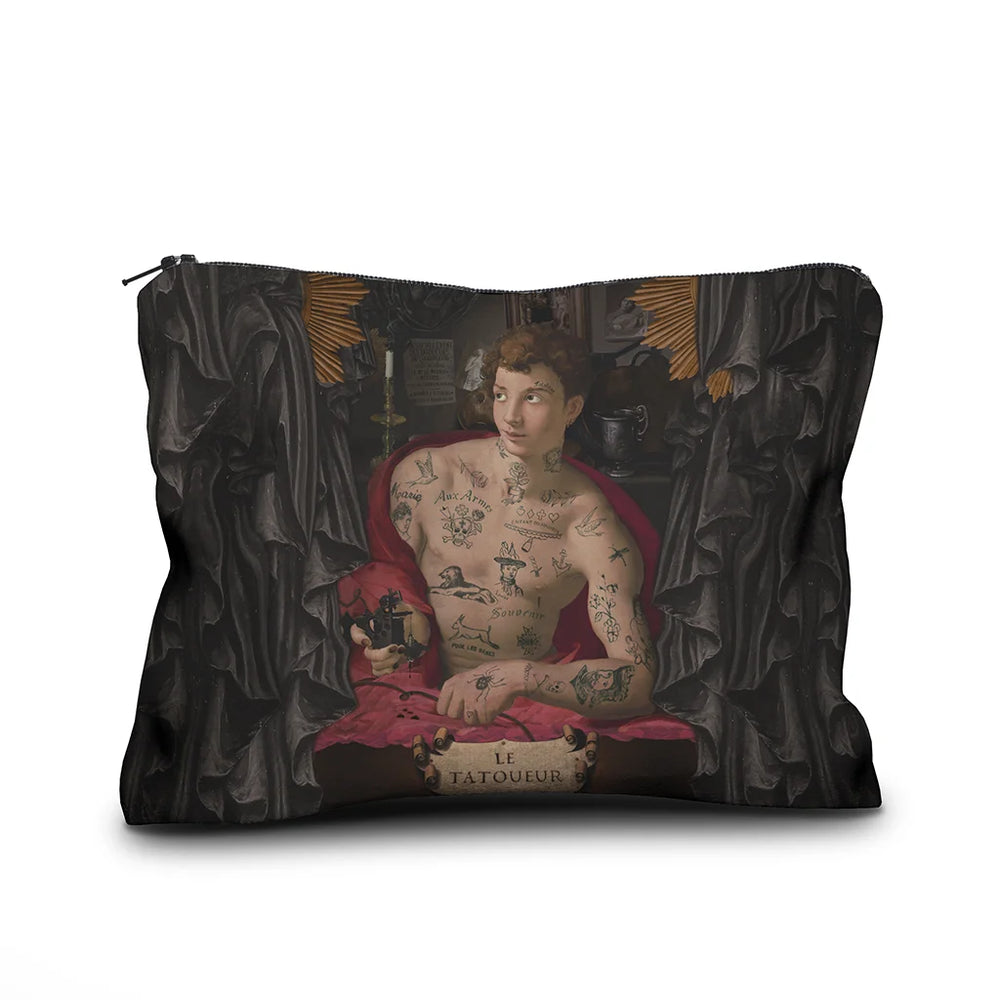 Voglio Bene Tattoo Artist’s Kit -samettipussukan takanäkymä, koko 17 × 23 cm, jossa tatuoitu tatuoija on kuvattu punaisessa viitassa.
Back view of a Voglio Bene Tattoo Artist’s Kit velvet pouch, size 17 × 23 cm, featuring a tattooed tattoo artist wearing a red cloak.