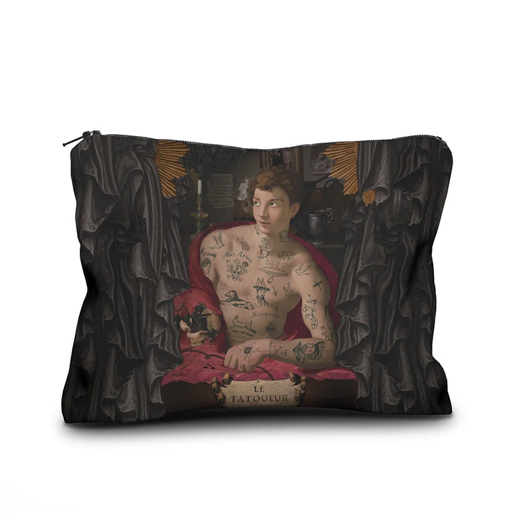 Voglio Bene Tattoo Artist’s Kit -samettipussukan takanäkymä, koko 17 × 23 cm, jossa tatuoitu tatuoija on kuvattu punaisessa viitassa.
Back view of a Voglio Bene Tattoo Artist’s Kit velvet pouch, size 17 × 23 cm, featuring a tattooed tattoo artist wearing a red cloak.