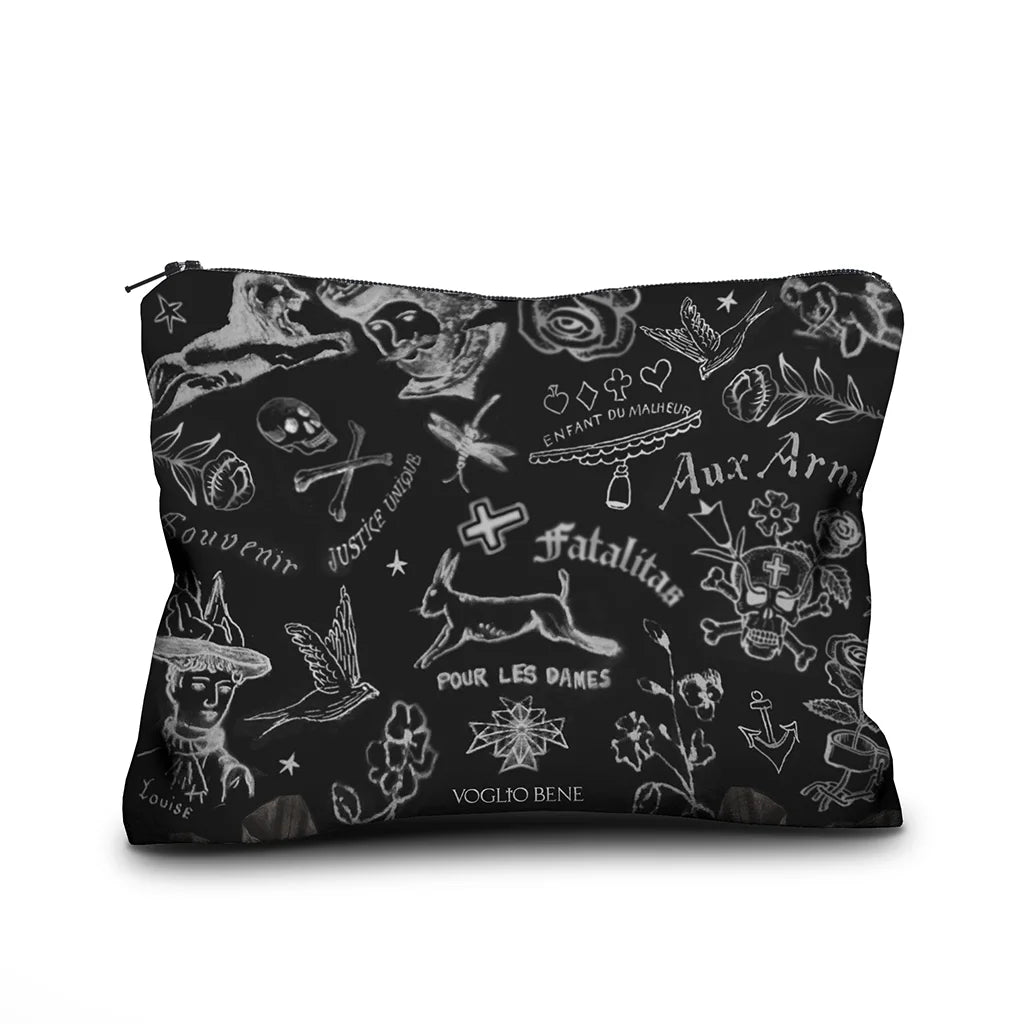 Voglio Bene Tattoo Artist’s Kit -samettipussukan etunäkymä, koko 17 × 23 cm, jossa on kuvattuna erilaisia tatuointiaiheisia elementtejä, kuten jänis, pääkallo, kyyhkynen ja korttimaat.
Front view of a Voglio Bene Tattoo Artist’s Kit velvet pouch, size 17 × 23 cm, showing various tattoo-themed elements such as a rabbit, a skull, a dove, and playing card suits.