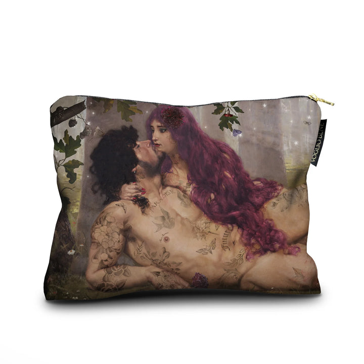 Voglio Bene The Kiss -samettipussukan takanäkymä, koko 17 × 23 cm, jossa sama suuteleva pari esitetään lähempänä kroppauksena.
Back view of a Voglio Bene The Kiss velvet pouch, size 17 × 23 cm, featuring a closer cropped view of the kissing couple.