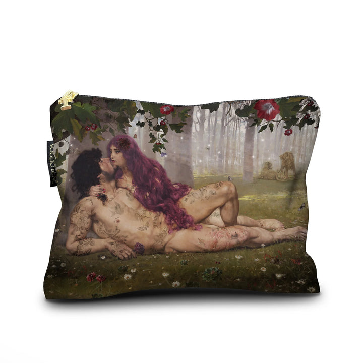 Voglio Bene The Kiss -samettipussukan etunäkymä, koko 17 × 23 cm, jossa tatuoidut Aadam ja Eeva suutelevat puutarhamaisessa ympäristössä.
Front view of a Voglio Bene The Kiss velvet pouch, size 17 × 23 cm, showing tattooed Adam and Eve kissing in a garden setting.