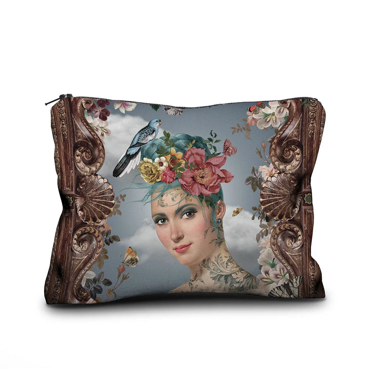 Voglio Bene Spring -samettipussukan etunäkymä, koko 17 × 23 cm, jossa sinihiuksinen tatuoitu nainen on kuvattu lintu ja kukkia hiuksissaan.
Front view of a Voglio Bene Spring velvet pouch, size 17 × 23 cm, showing a blue-haired tattooed woman with a bird and flowers in her hair.